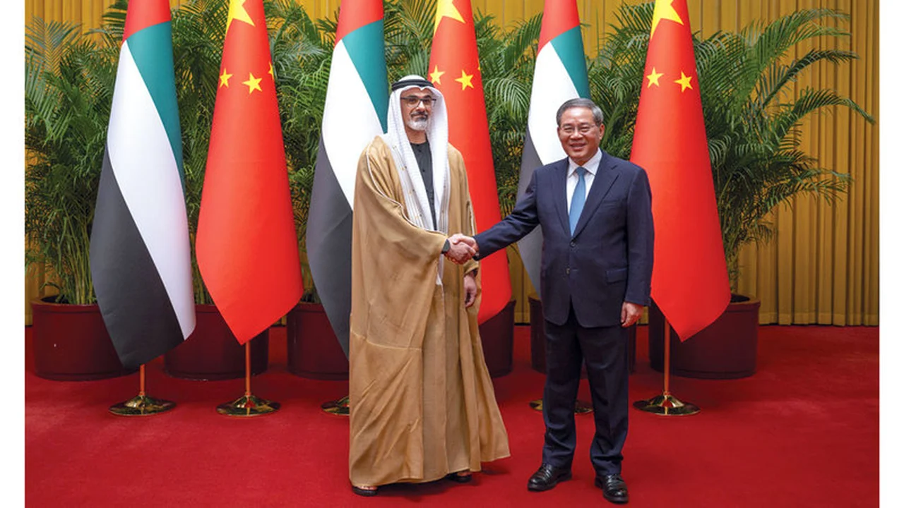 ولي عهد أبوظبي يبحث مع رئيس مجلس الدولة الصيني تعزيز الشراكة الاستراتيجية